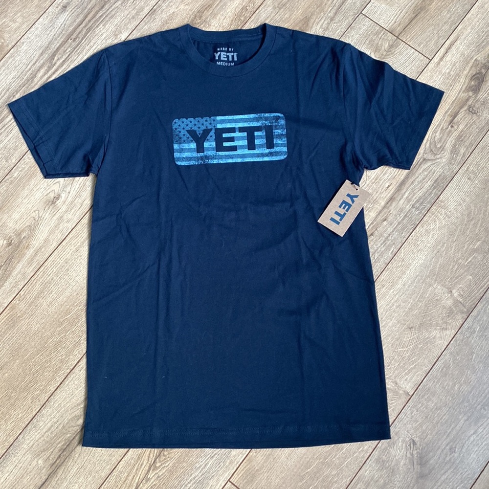 NWT YETI Flag Badge Shirt Sleeve Cotton T-Shirt in Navy - Picture 3 of 5